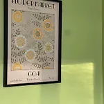 아파트 The Golden Glow